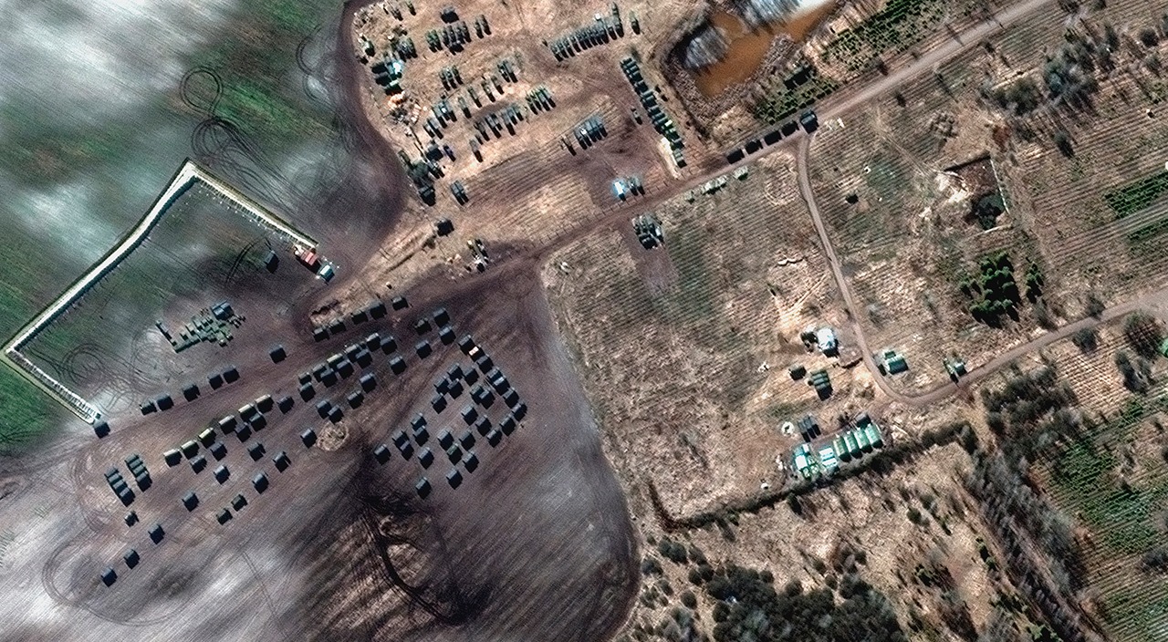 Uydu görüntüleri ortaya çıktı: 64 kilometrelik Rus konvoyu Kiev'e ilerliyor